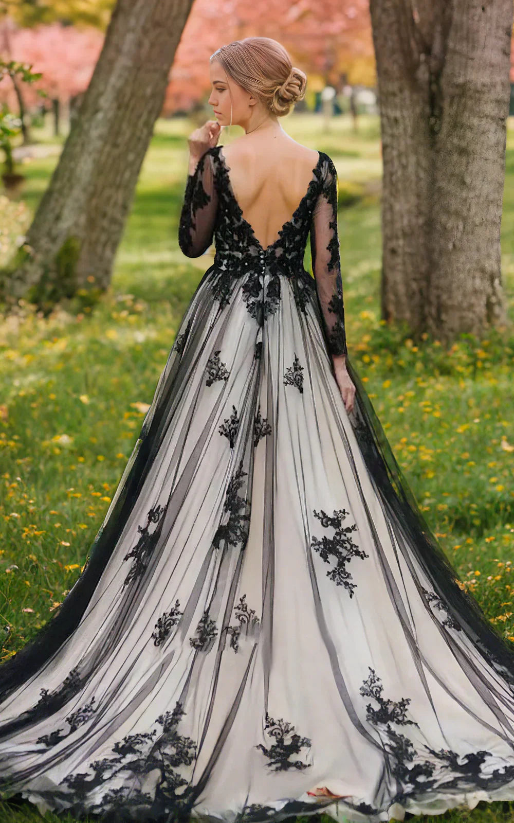Vestido de novia bohemio de encaje fluido con mangas estilo bosque, espalda descubierta y cola de corte